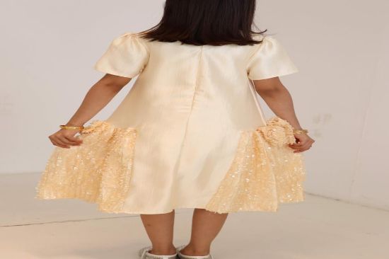 صورة فستان أصفر مع الترتر والفينكات الجانبيه